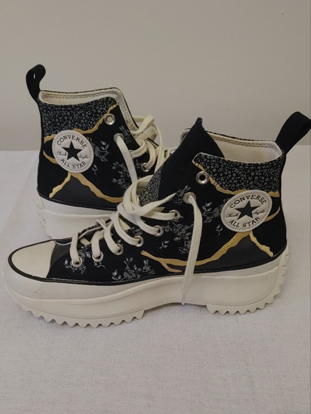 Converse Men's White 'Run Star' Sneakers l Chuck Taylors l Size 8